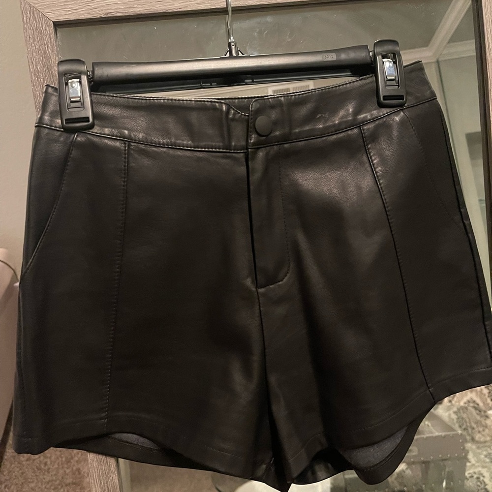 French kiss woman short